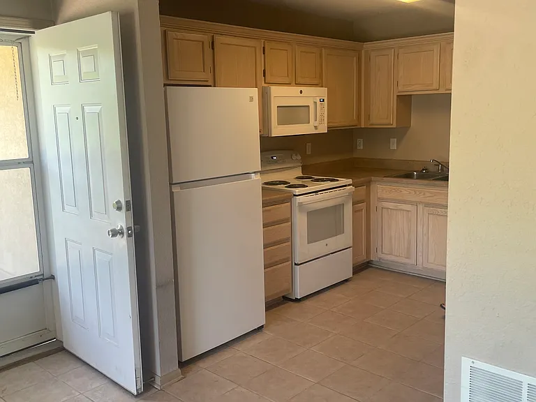 529 SW Market St — Photo 10