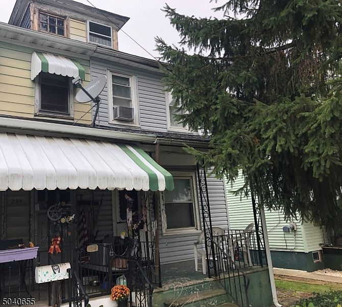 2nd image of 297 Irwin St