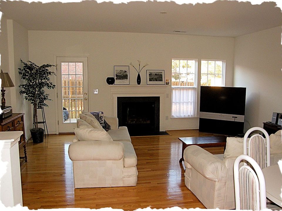 Huge main with gas fire and hardwoods