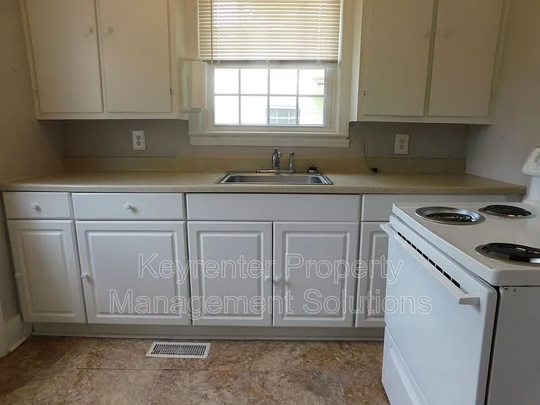 325 James Ave — Photo 24