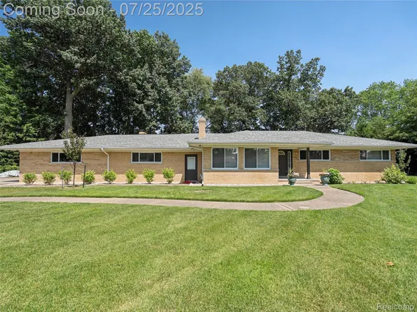 38268 E Horseshoe Dr, Clinton Township, MI 48036