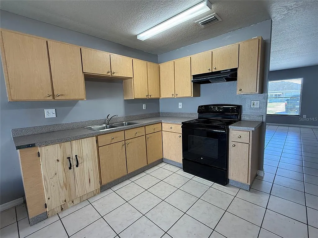 3 bed, 2.0 bath, 1202 sqft, $1,800 — Photo 3