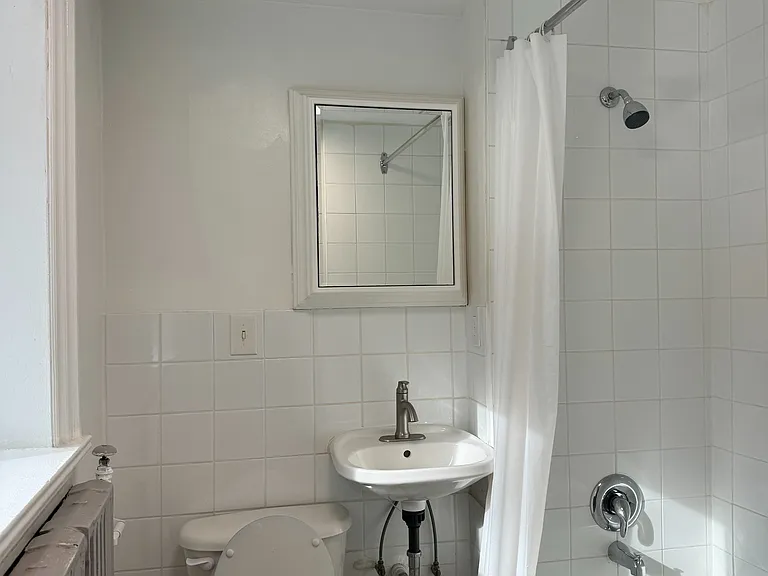 347 Walmer Rd #STUDIO — Photo 10