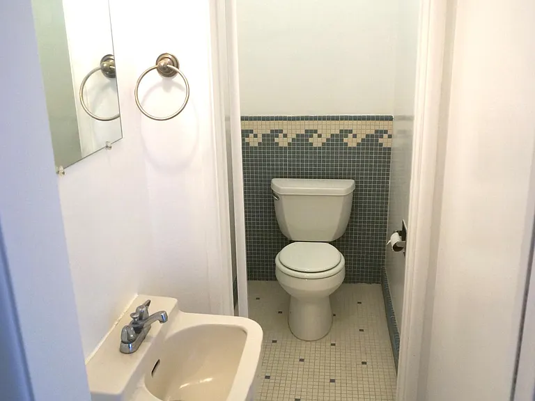 1/2 downstairs bath