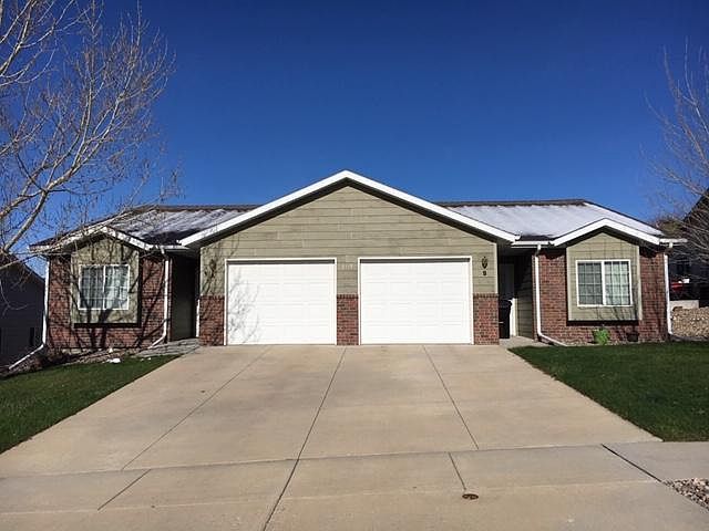 Front of property with front and back yard.