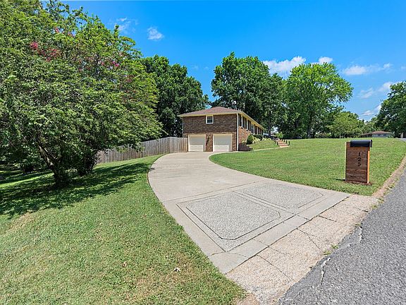 3rd image of 125 Colonial Dr