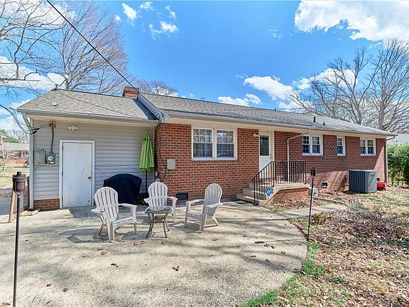 3rd image of 915 Onslow Dr