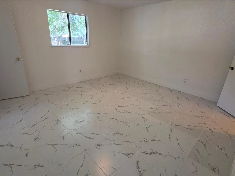 5129 Chateaux Dr — Photo 10