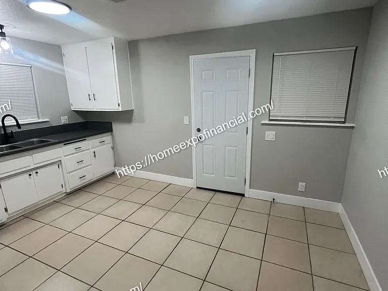 339 N Victoria Ave — Photo 11