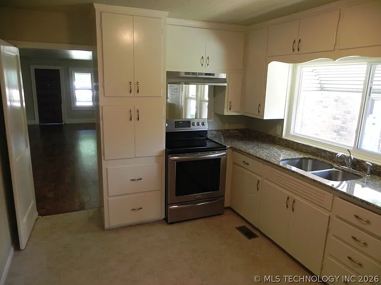2206 E 19th St — Photo 3