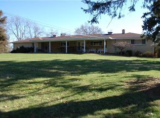 100 Bristol Ln, Irwin, PA 15642