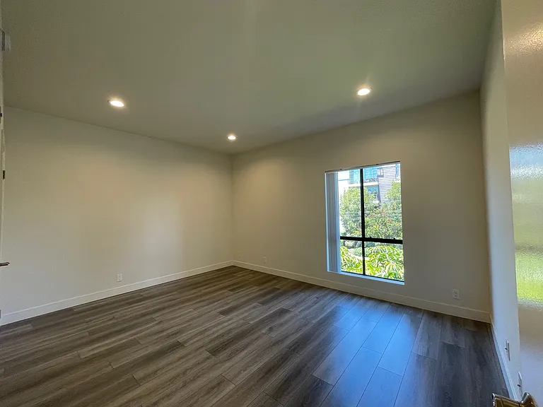 12840 Moorpark — Photo 7