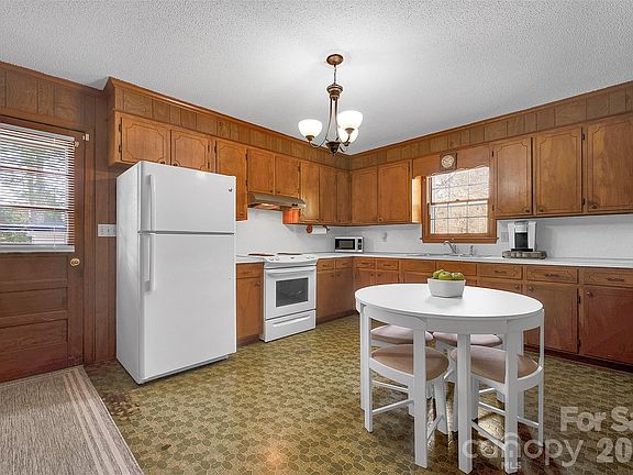 3rd image of 1855 Eastview Rd