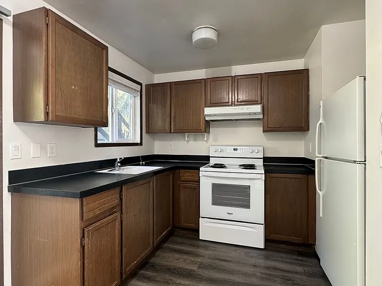 1204 N B St — Photo 31
