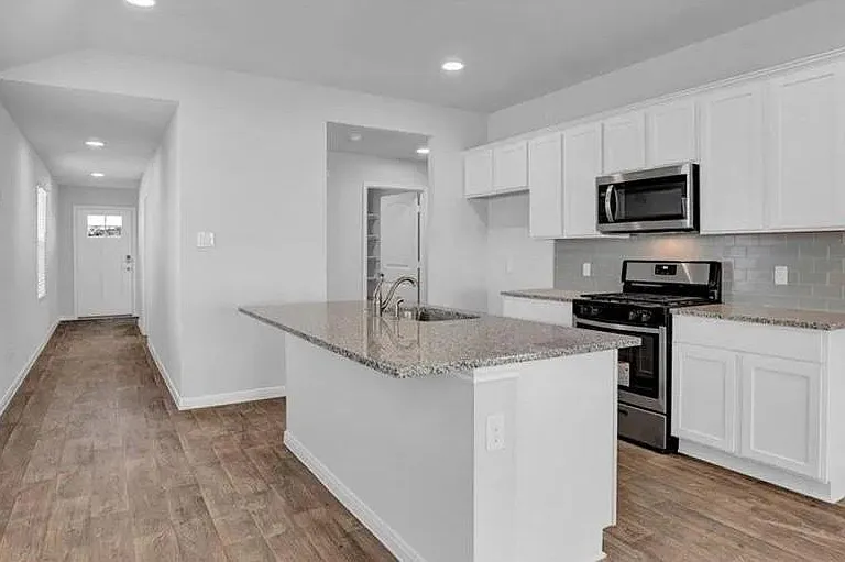 211 Hamilton Pool Ln — Photo 2