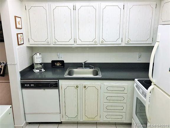 4th image of 300 Village Green Cir Unit 115