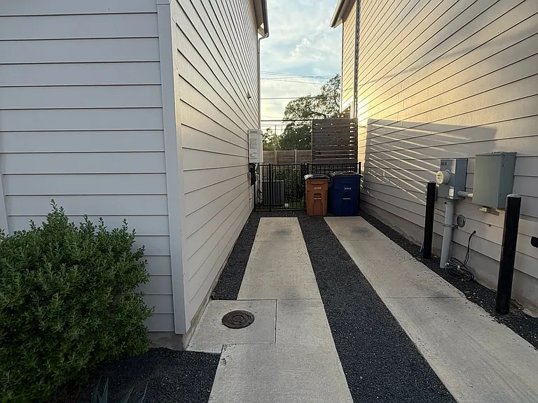 1140 Webberville Rd #3 — Photo 32