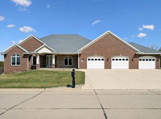 630 10th Avenue Ct SW, Dyersville, IA 52040