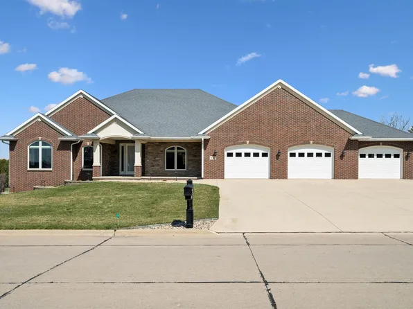 630 10th Avenue Ct SW, Dyersville, IA 52040