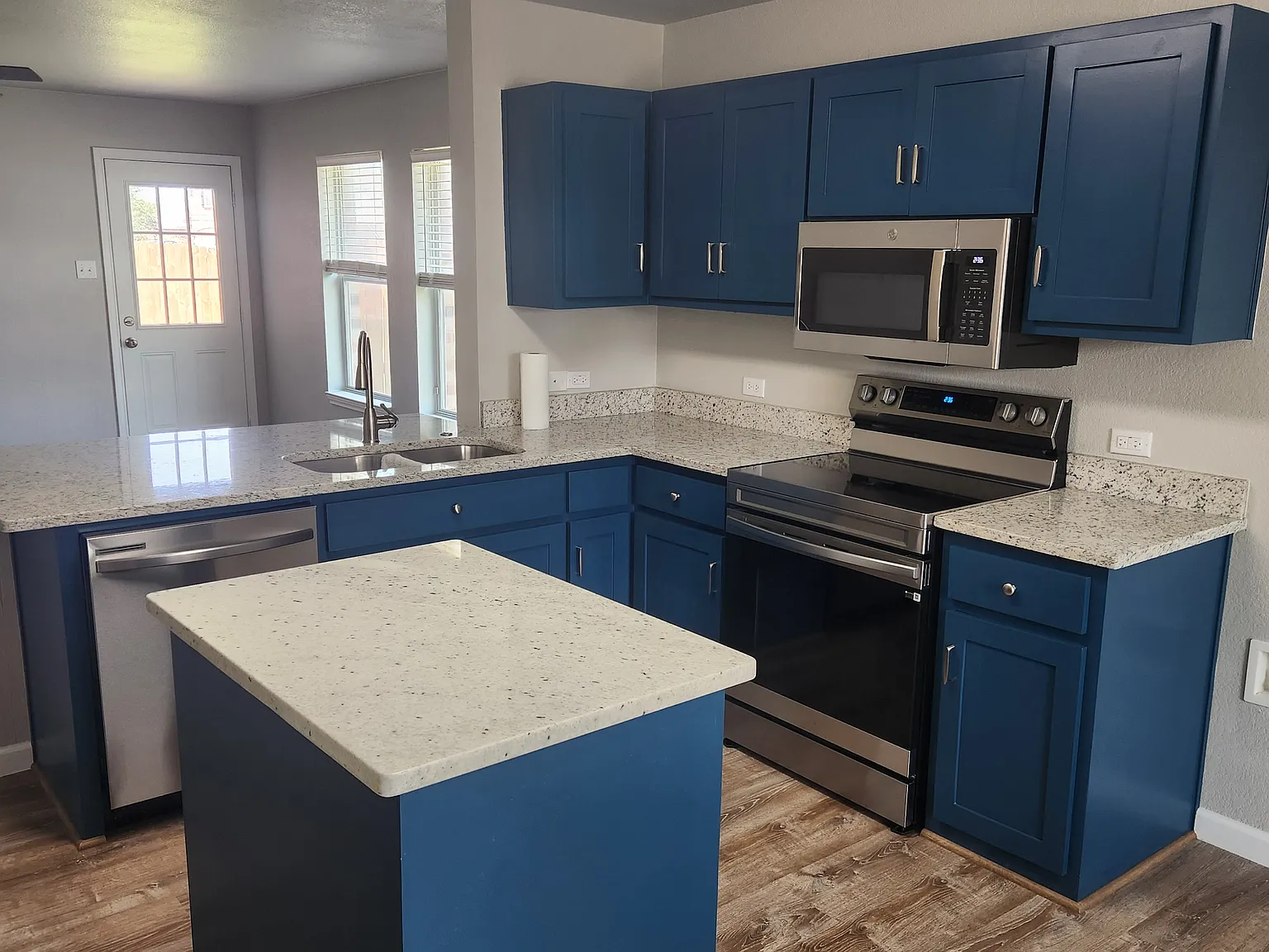 4 bed, 1421 sqft, $1,900 — Photo 4