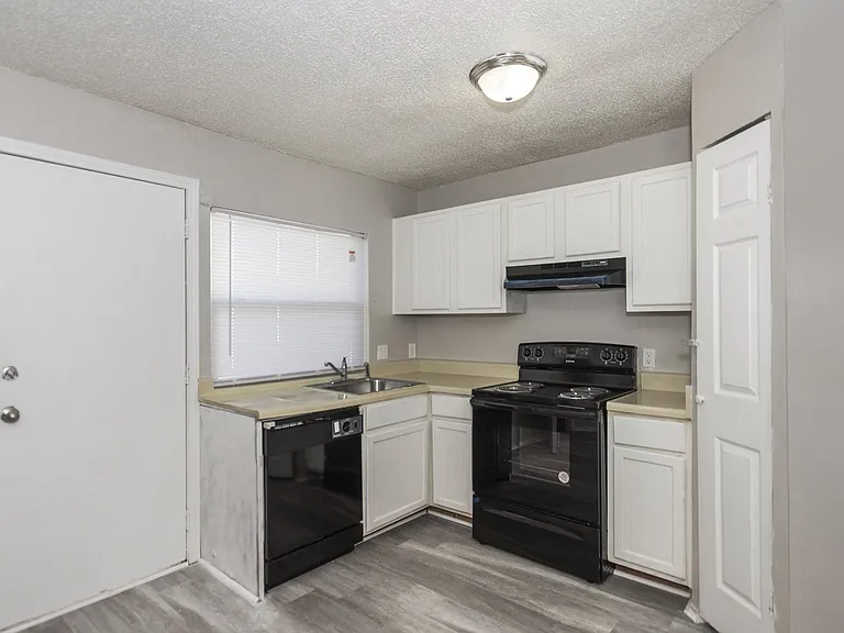 Ravenwood Apartments — Photo 15