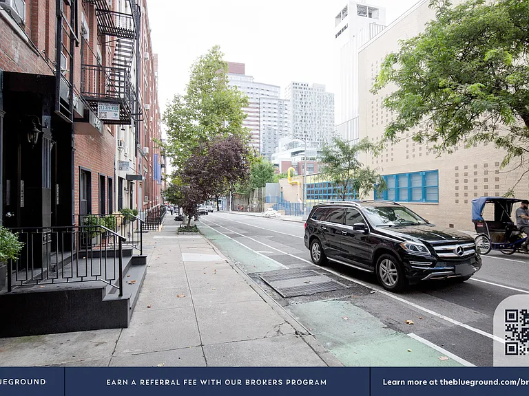 434 W 52nd St #5 — Photo 19