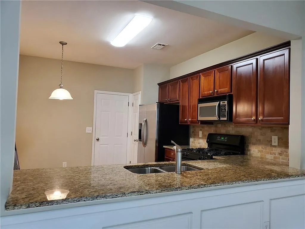 3 bed, 2.5 bath, 1776 sqft, $2,300 — Photo 3