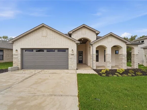 18390 W 195th St, Spring Hill, KS 66083
