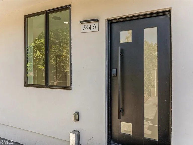 7446 Mammoth Ave — Photo 6