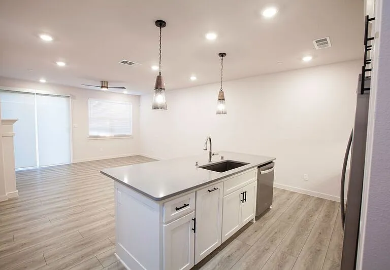 616 Laurel Ln — Photo 7