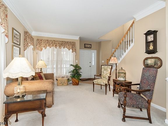 4th image of 464 Hamilton Dr