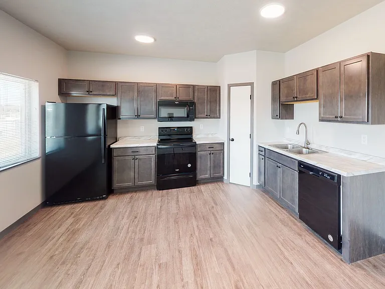 5800 Sunnybrook Plz — Photo 17