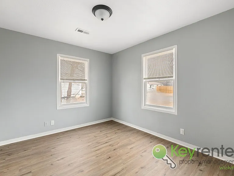 1338 N Volutsia Ave — Photo 13