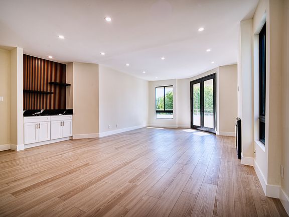4th image of 13920 Moorpark St APT 201