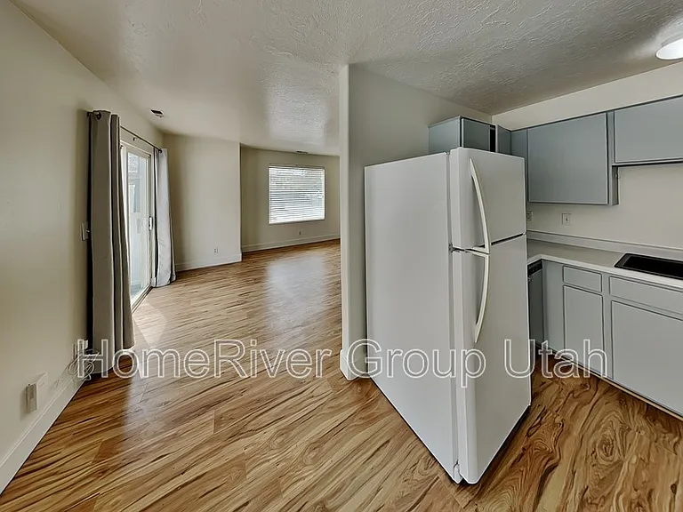 238 N Bliss Ct — Photo 4