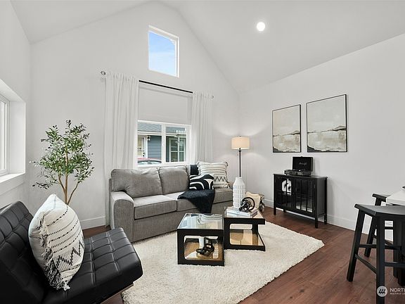 5th image of 717 6th Avenue NW