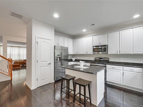2nd image of 1412 Hawthorn Way