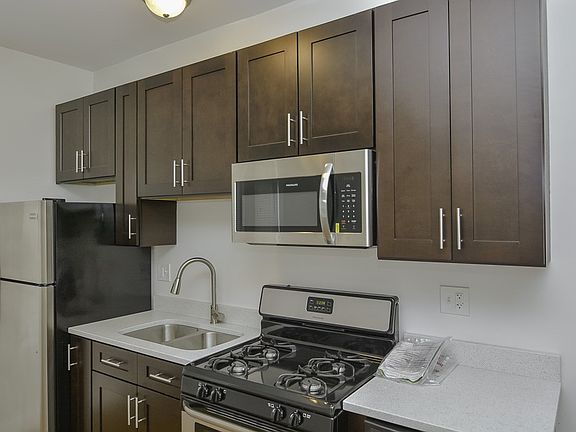 3rd image of 4911 W Cuyler Ave #2