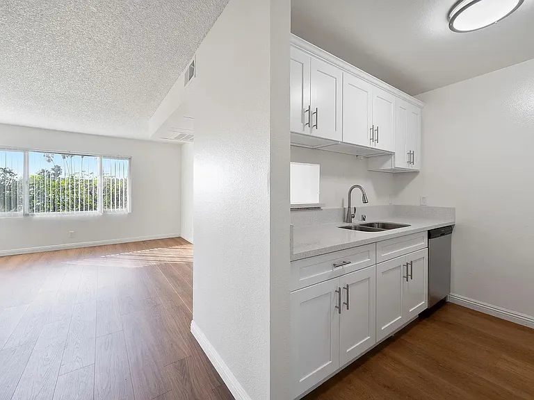Azusa Gardens Apartments — Photo 8