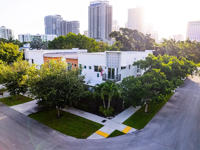 590 SW 6th Ave — Photo 18