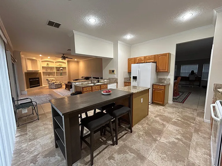 209 Strathmore Cir — Photo 42