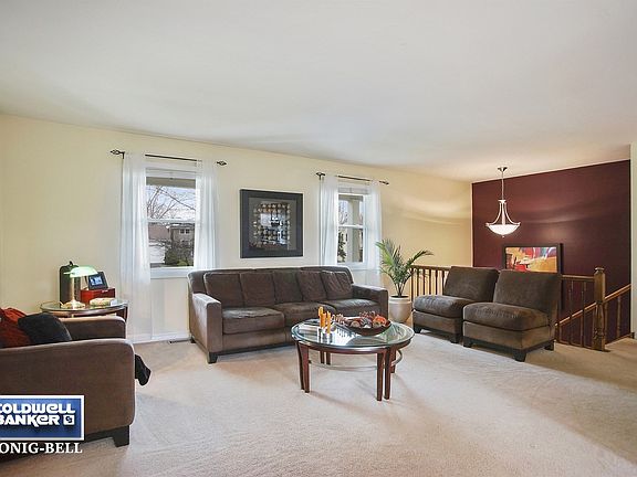 318 Wickham, Schaumburg ~ Living Room