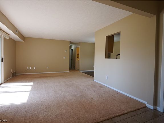 5th image of 7122 Village Dr