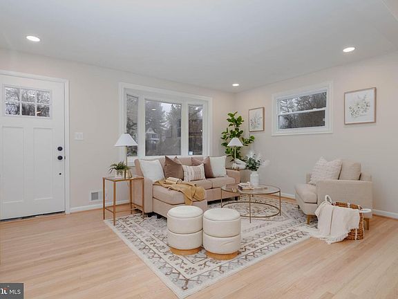 4th image of 9709 Uxbridge Rd