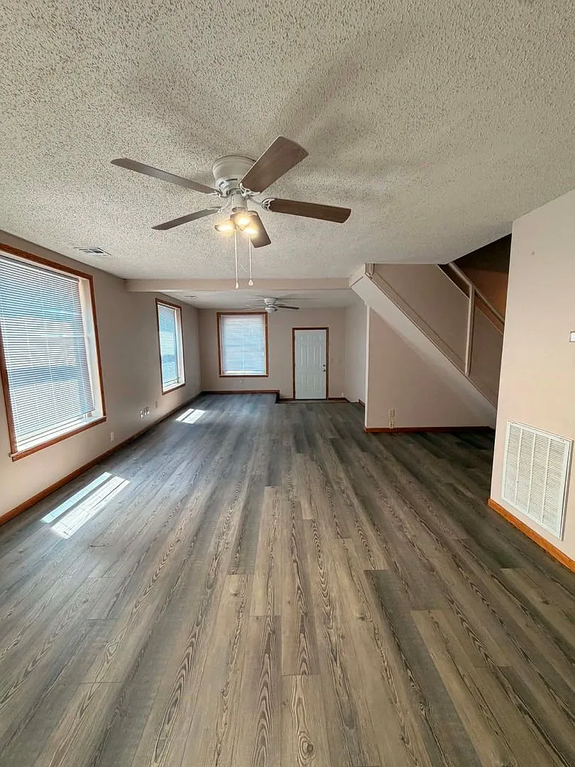 Spacious 3 bedroom / 2 bathroom house in Carthage MO with Storage Garage — Photo 3