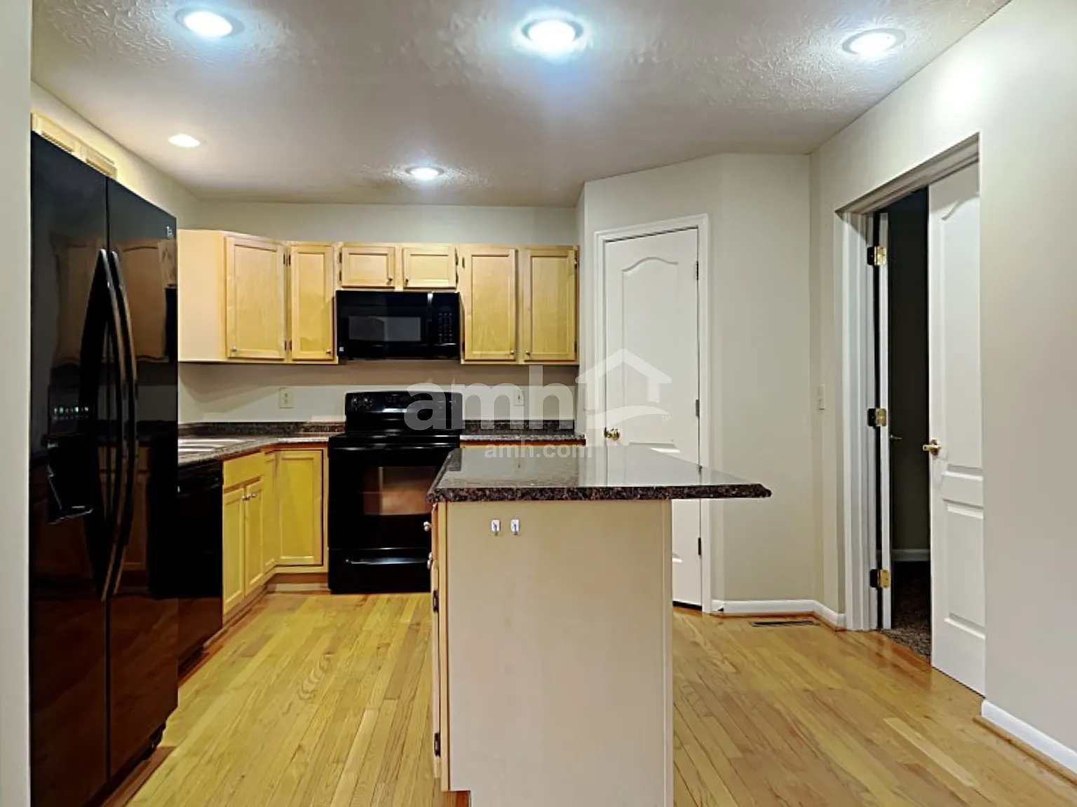 4 bed, 2.5 bath, 1808 sqft, $2,300 — Photo 4