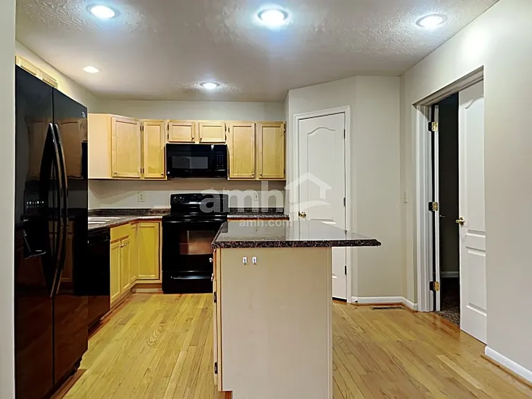 9030 Crimson Oak Dr — Photo 4
