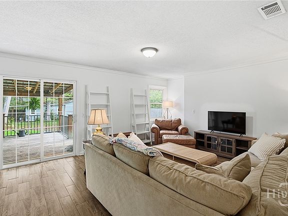 3rd image of 824 Kelly Drive