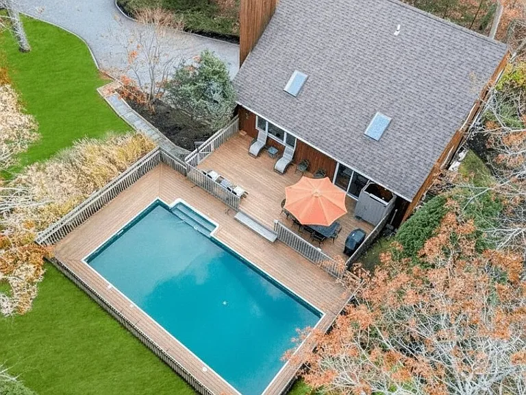 51 Roses Grove Rd — Photo 2