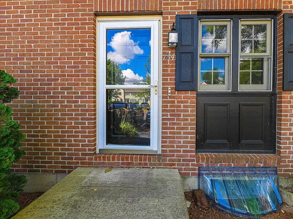 734 Fox Hollow Dr, Hudson, NH 03051